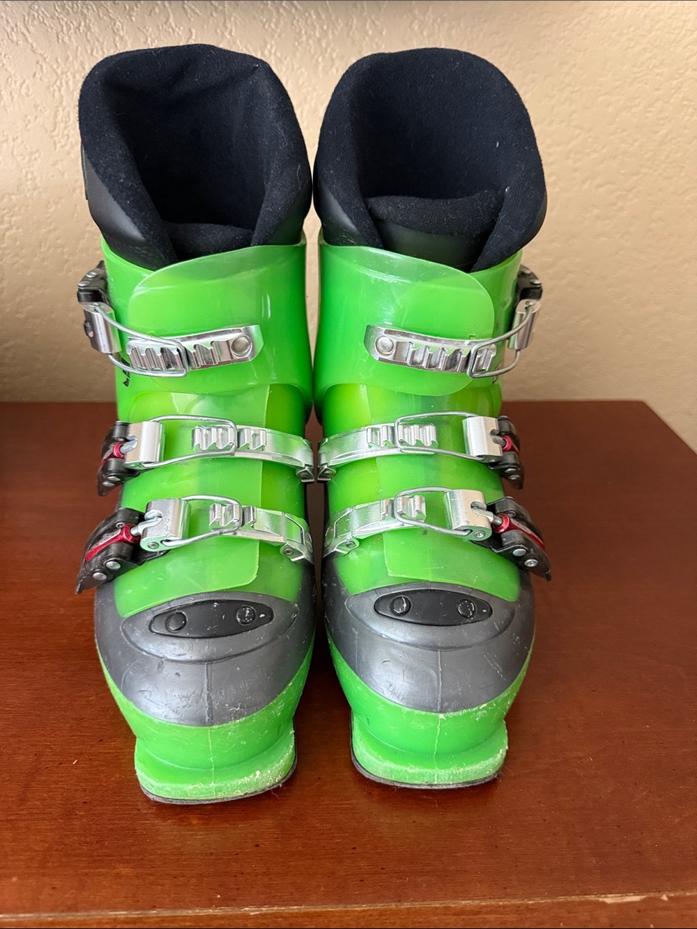 Rossignol Kids Bright Green and Black Ski Boots with Silver Buckles